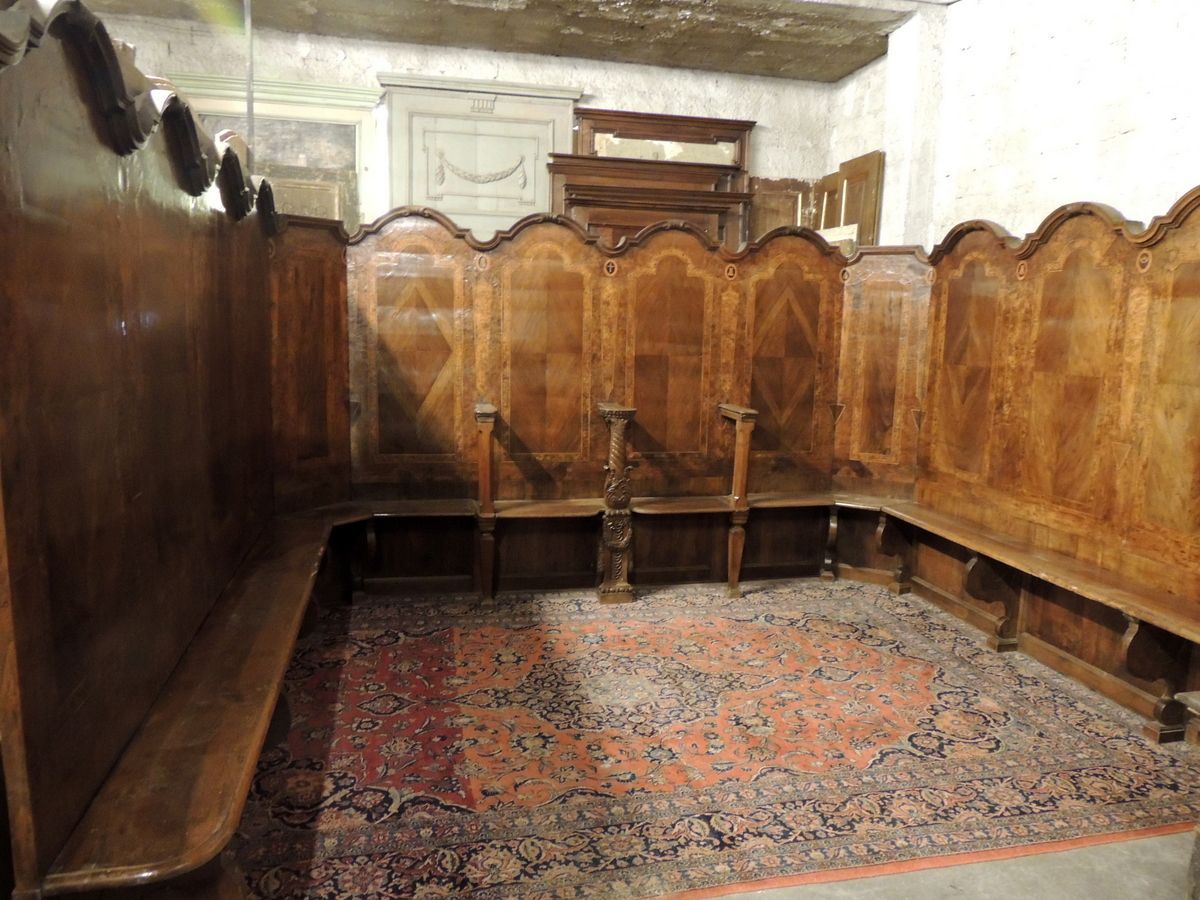 panc24 Chorgestühl aus Nussbaumwurzelholz, 18. Jh., Maße: m 3,40 x 3 - Tiefe cm 32